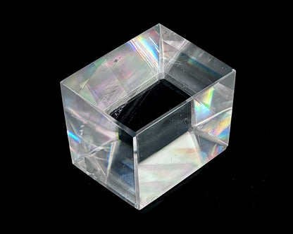 Ansicht links: Einzelner polierter Calcit Kristall auf schwarzem Hintergrund