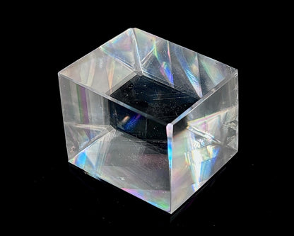 Seitenansicht links: Einzelner polierter Calcit Kristall auf schwarzem 