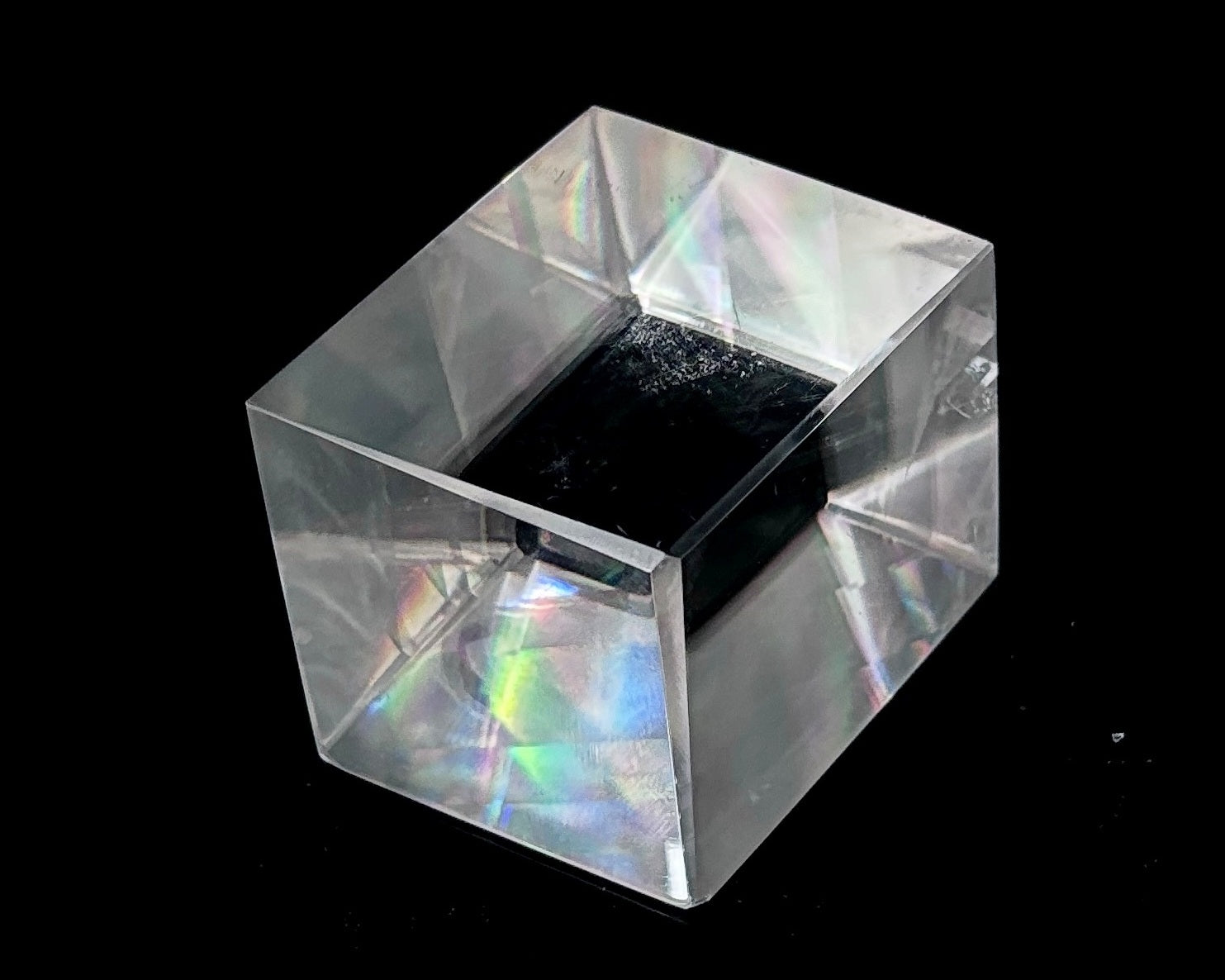 Ansicht rechts: Einzelner polierter Calcit Kristall auf schwarzem Hintergrund