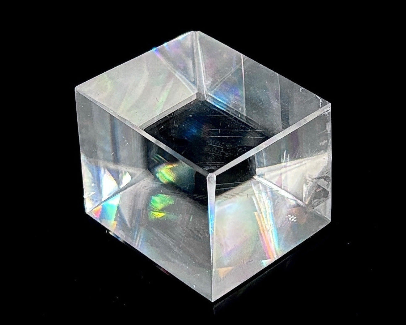 Seitenansicht links: Einzelner polierter Calcit Kristall auf schwarzem Hintergrund