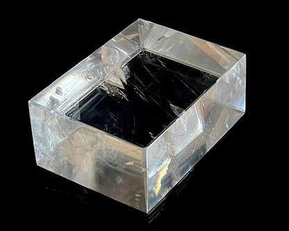 Ansicht links: Einzelner polierter Calcit Kristall auf schwarzem Hintergrund