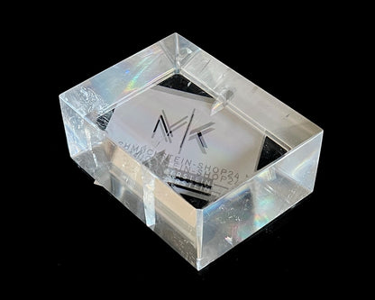 Einzelner polierter Calcit Kristall mit Doppelbrechung auf schwarzem Hintergrund