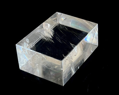 Seitenansicht rechts: Einzelner polierter Calcit Kristall auf schwarzem Hintergrund