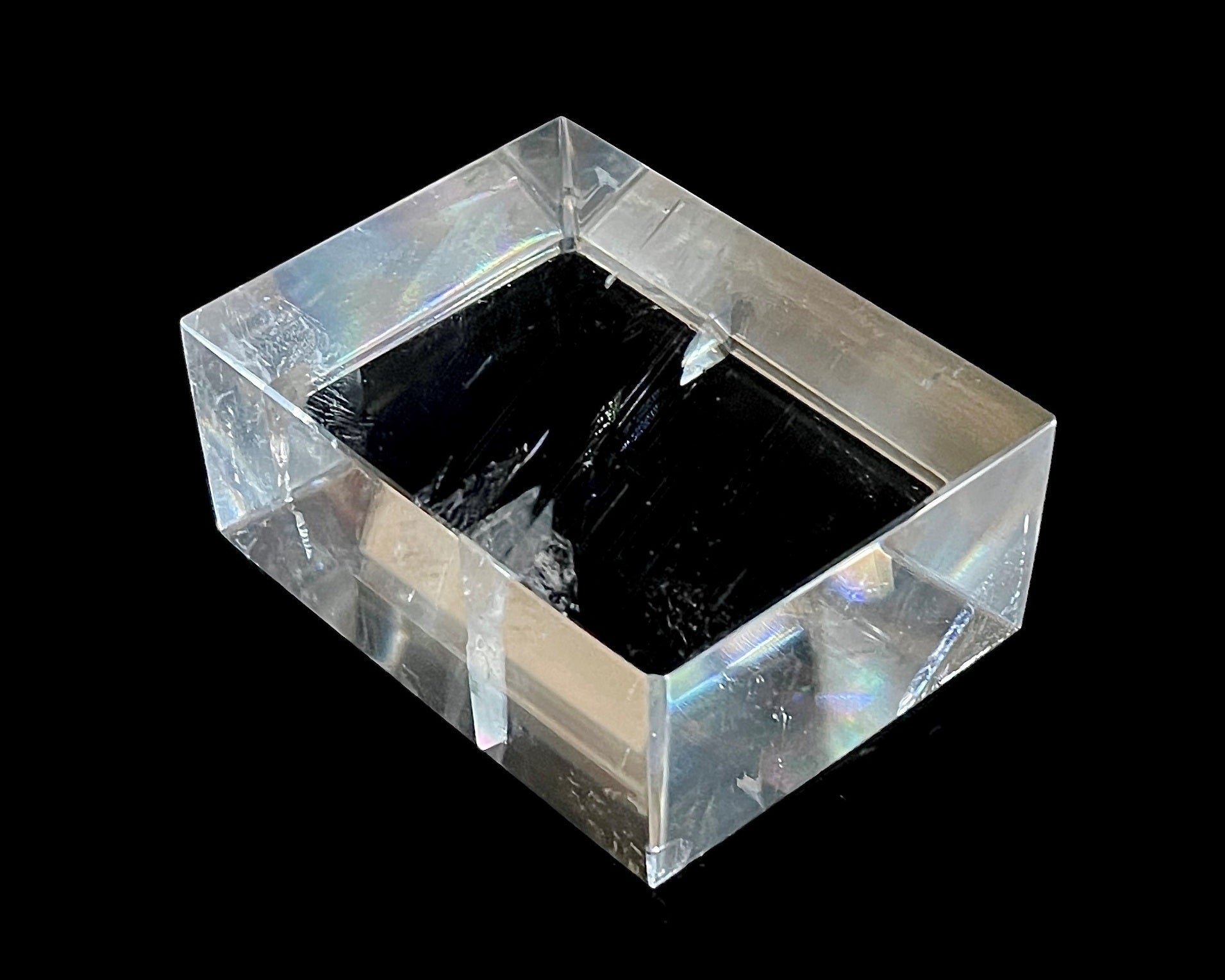 Ansicht von oben: Einzelner polierter Calcit-Kristall (Doppelspat) mit sichtbarer doppelter Schrift