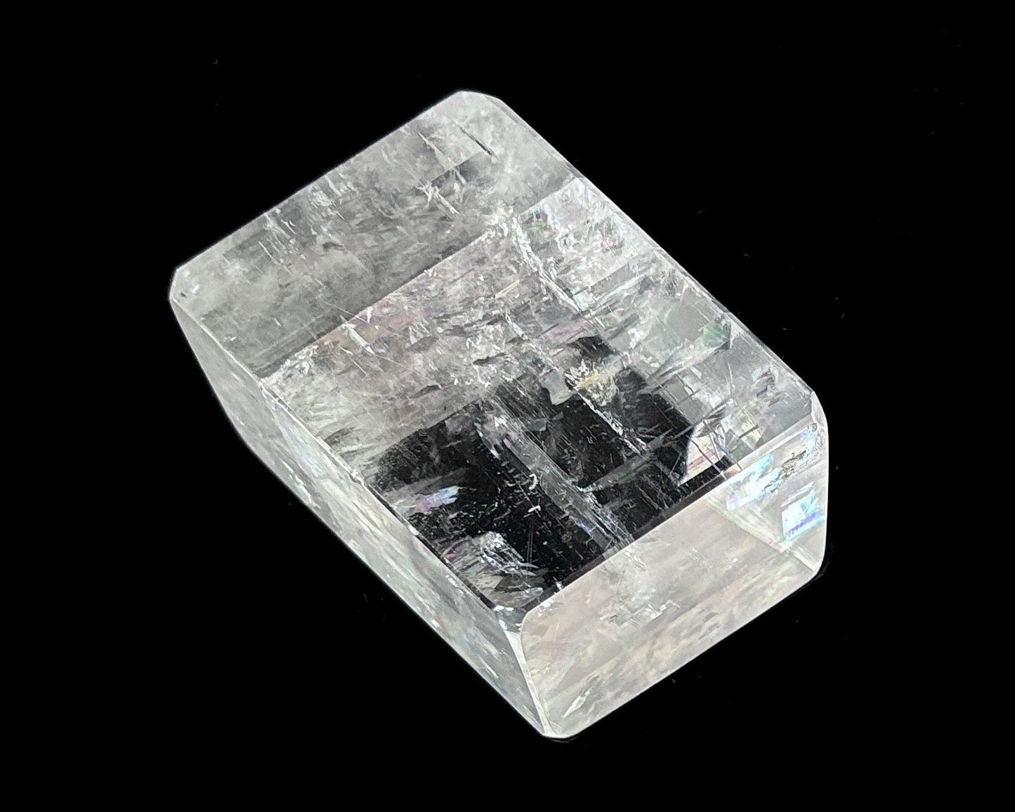 Ansicht rechts: Einzelner polierter Calcit Kristall auf schwarzem Hintergrund