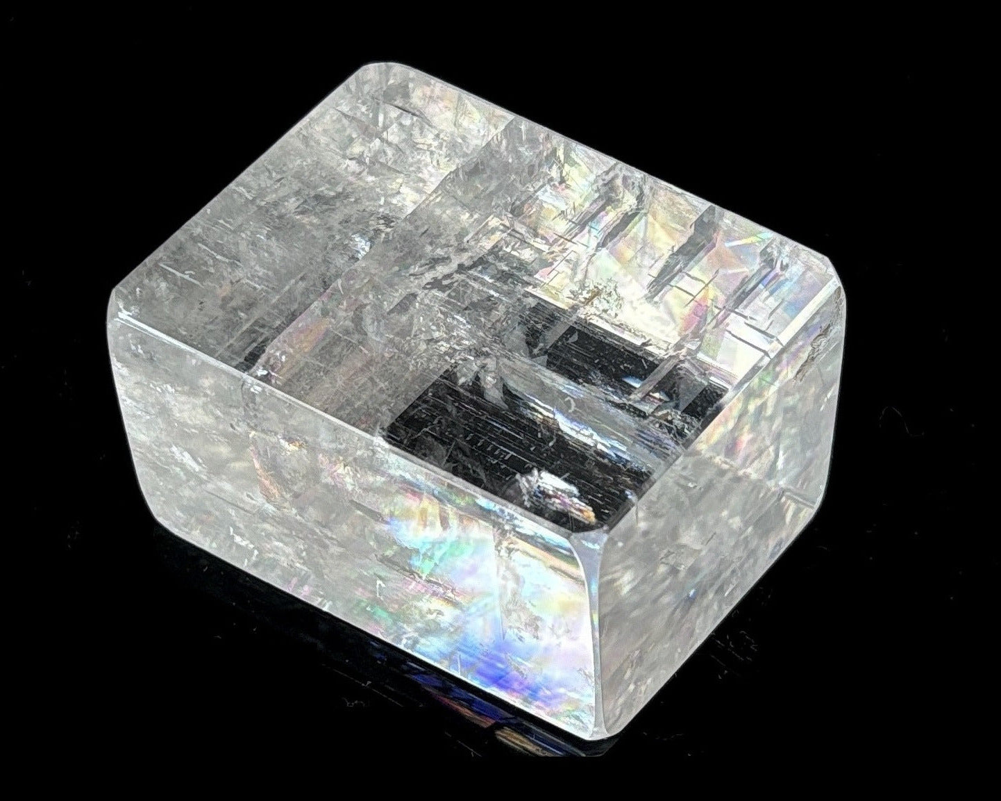 Einzelner polierter Calcit Kristall auf schwarzem Hintergrund