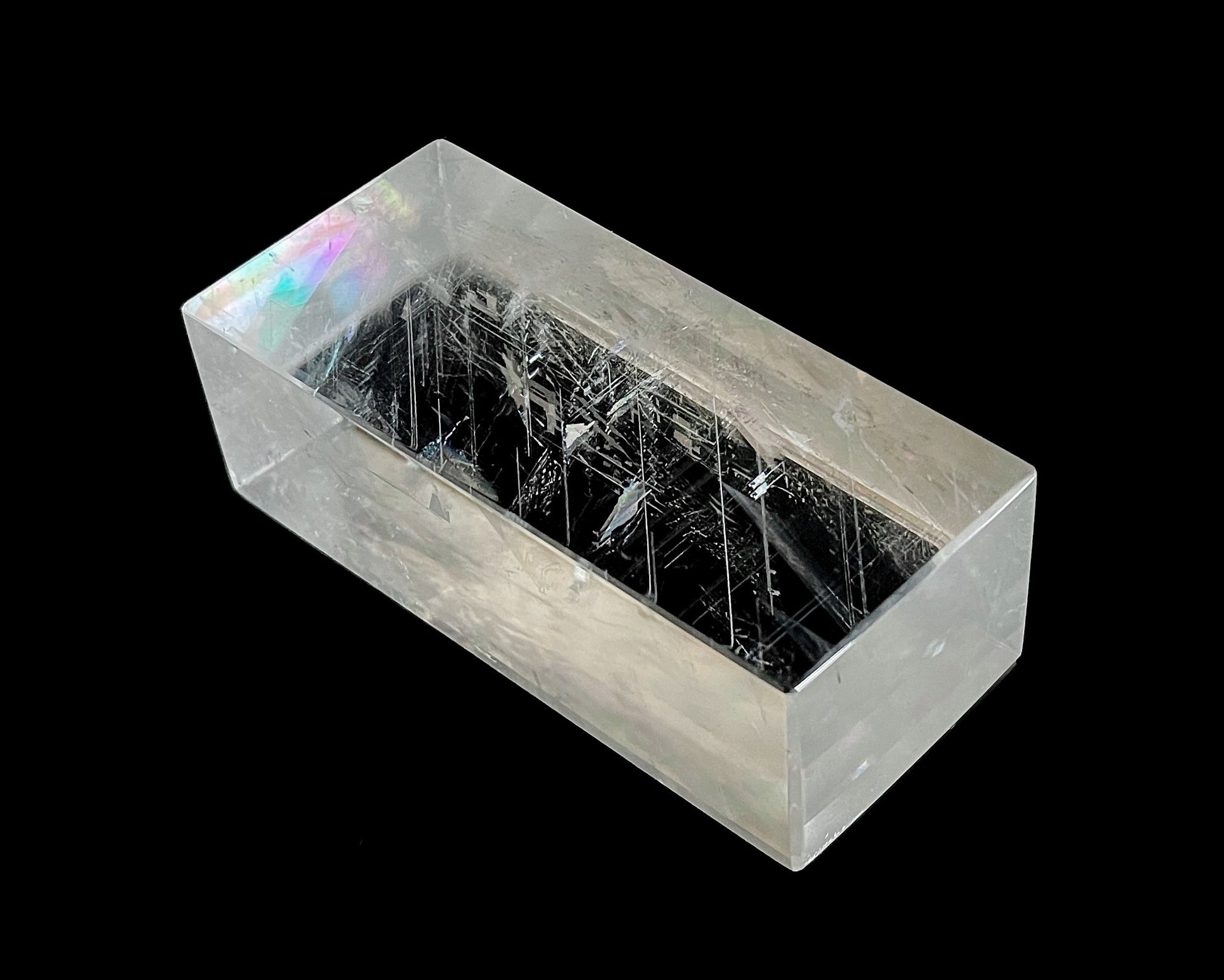 Ansicht von vorn: Einzelner polierter Calcit Kristall auf schwarzem Hintergrund