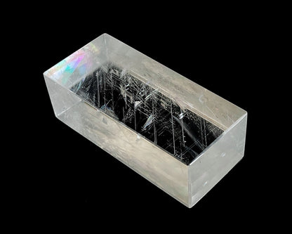 Ansicht von vorn: Einzelner polierter Calcit Kristall auf schwarzem Hintergrund