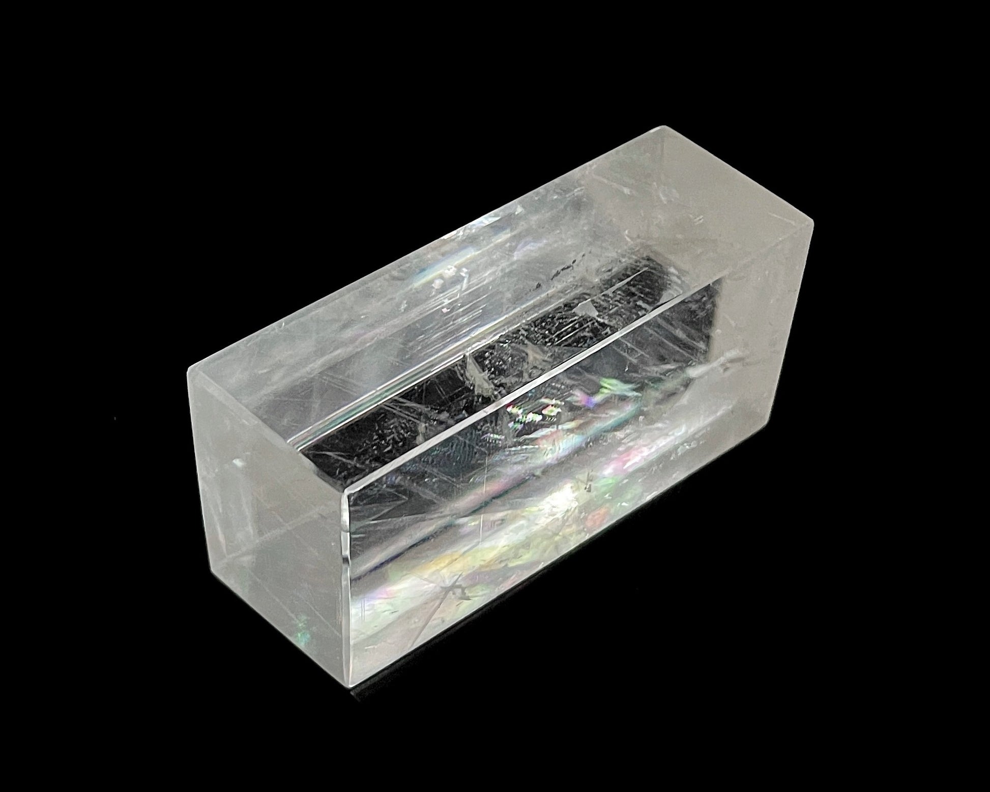 Ansicht von oben: Einzelner polierter Calcit-Kristall (Doppelspat) mit sichtbarer doppelter Schrift