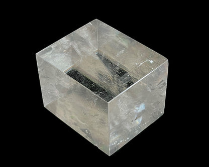 Ansicht links: Einzelner polierter Calcit Kristall auf schwarzem Hintergrund