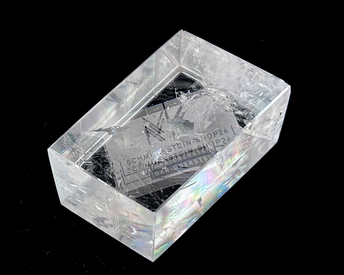 Einzelner polierter Calcit Kristall mit Doppelbrechung auf schwarzem Hintergrund