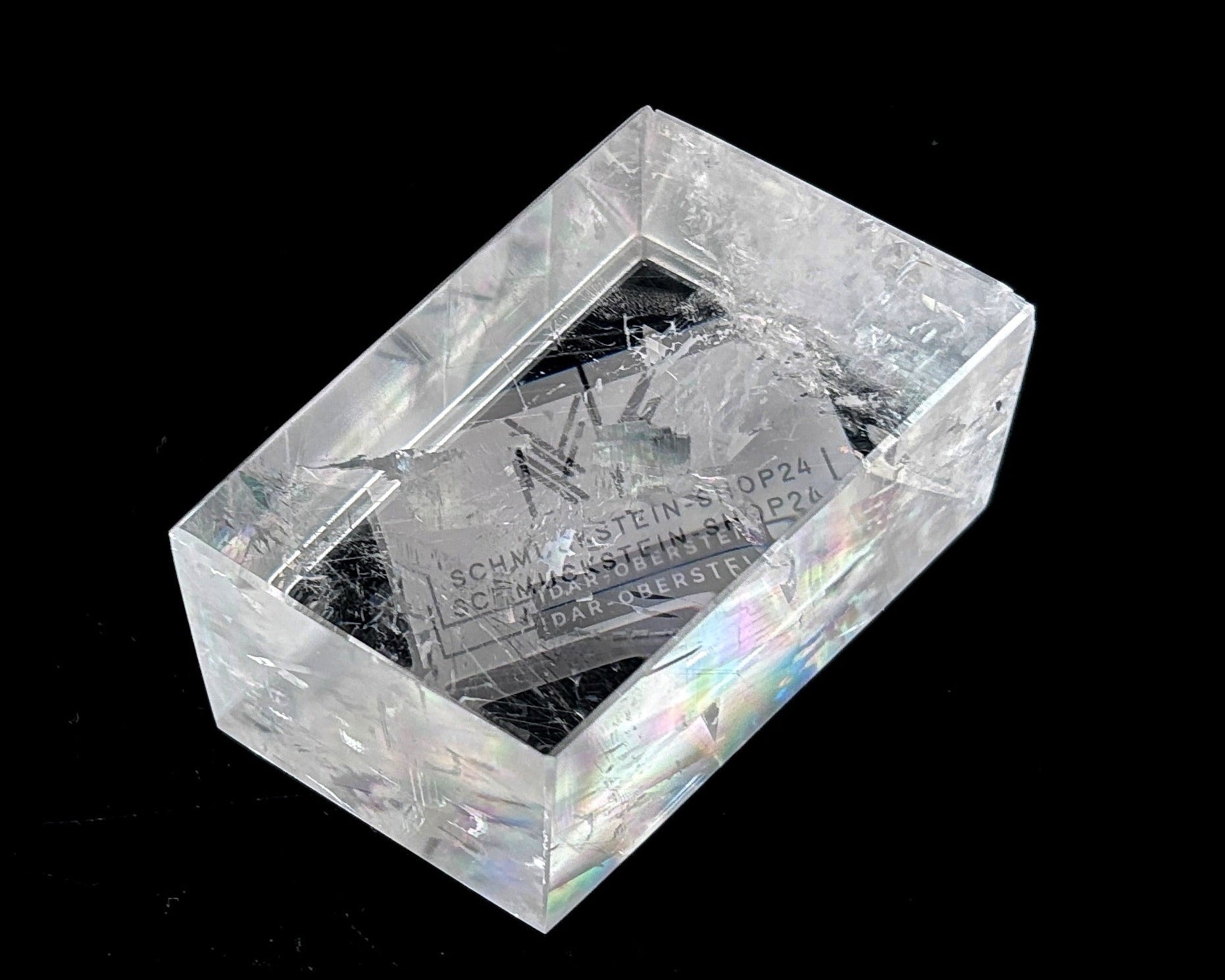 Einzelner polierter Calcit Kristall mit Doppelbrechung auf schwarzem Hintergrund