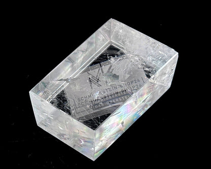 Einzelner polierter Calcit Kristall mit Doppelbrechung auf schwarzem Hintergrund