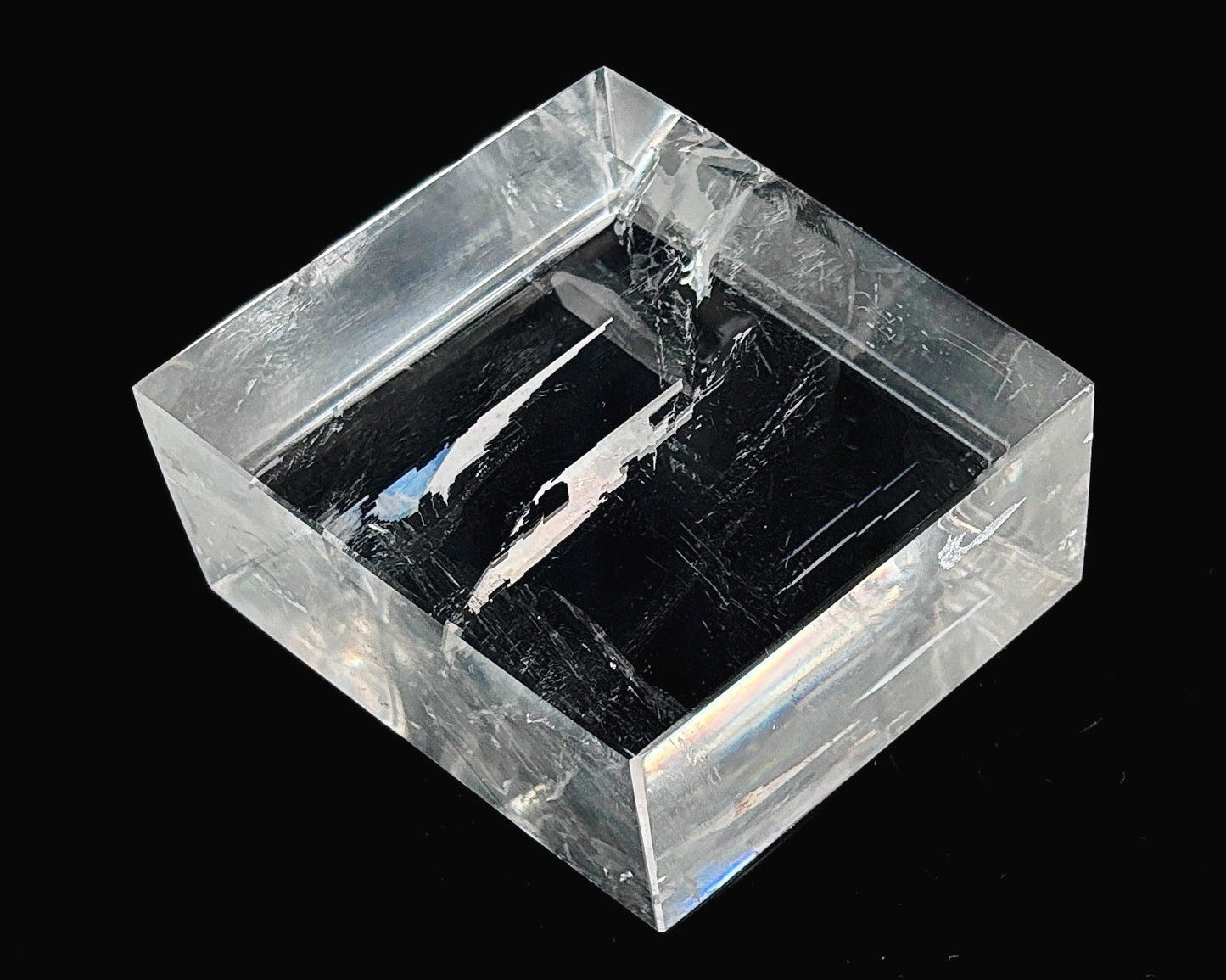 Ansicht rechts: Einzelner polierter Calcit Kristall auf schwarzem Hintergrund