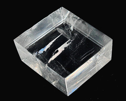 Ansicht rechts: Einzelner polierter Calcit Kristall auf schwarzem Hintergrund