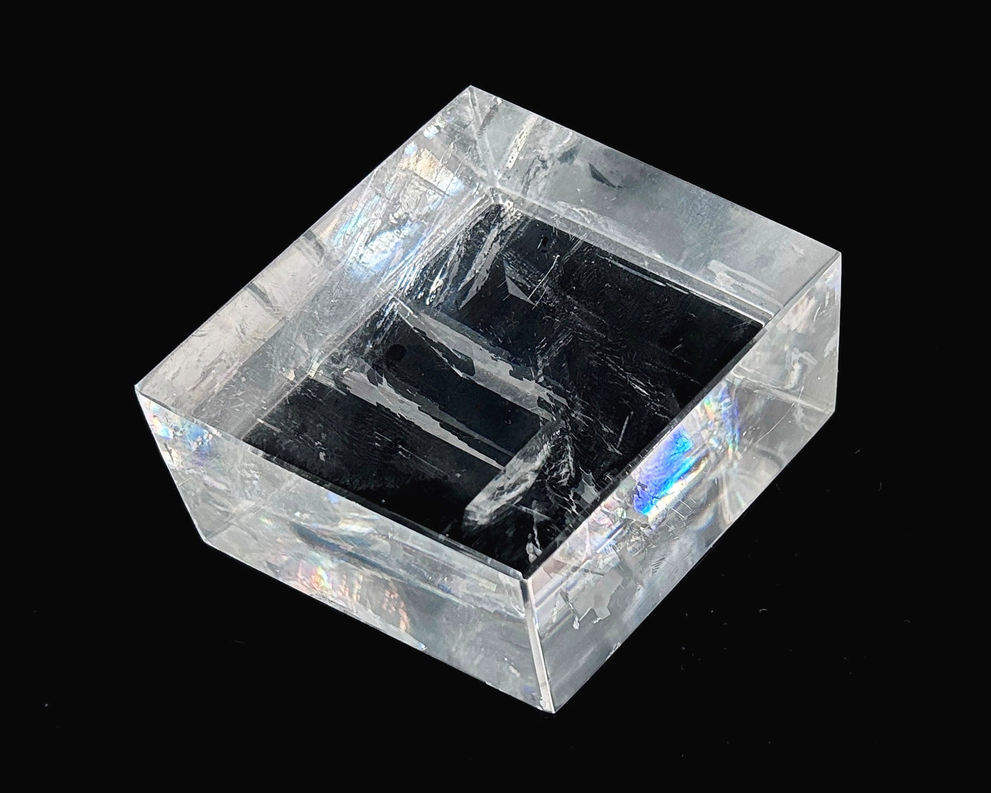 Ansicht links: Einzelner polierter Calcit Kristall auf schwarzem Hintergrund