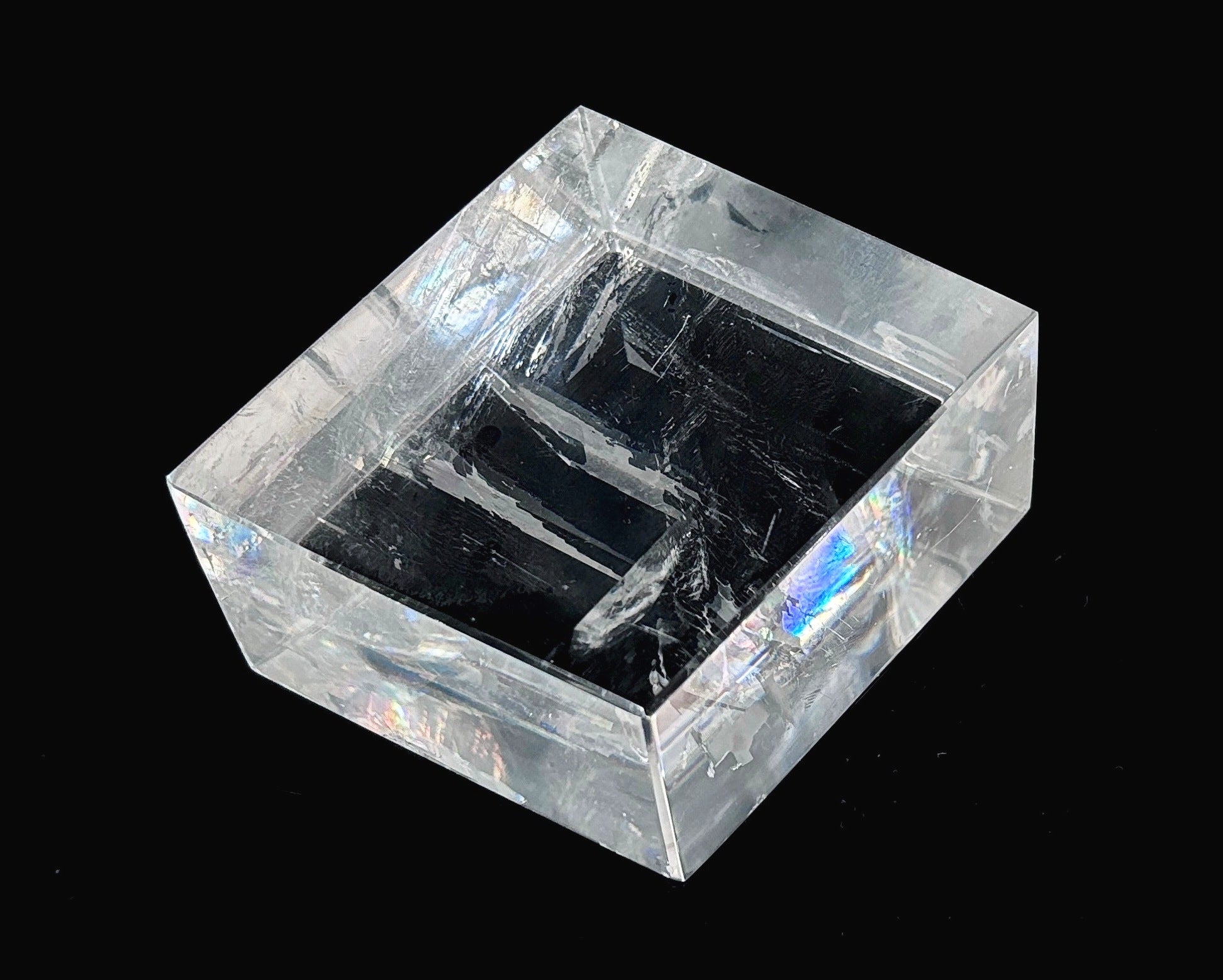 Ansicht links: Einzelner polierter Calcit Kristall auf schwarzem Hintergrund