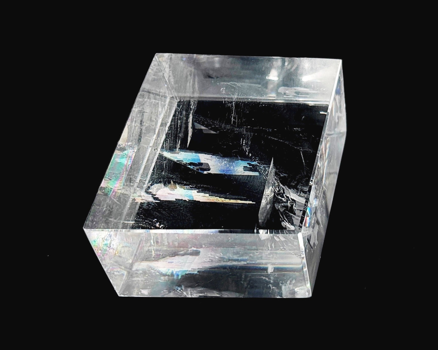 Ansicht von oben: Einzelner polierter Calcit Kristall auf schwarzem 