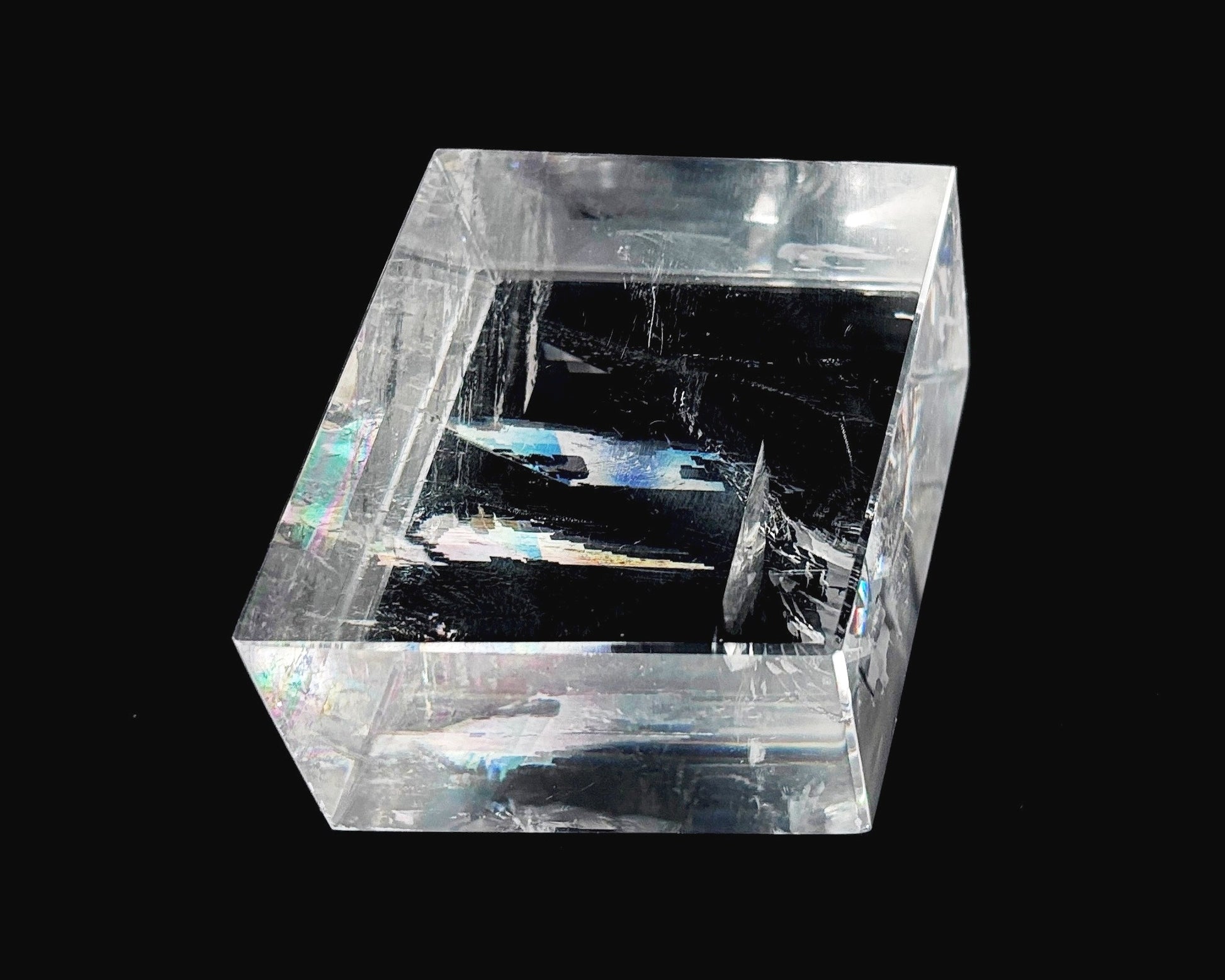 Ansicht von oben: Einzelner polierter Calcit Kristall auf schwarzem 