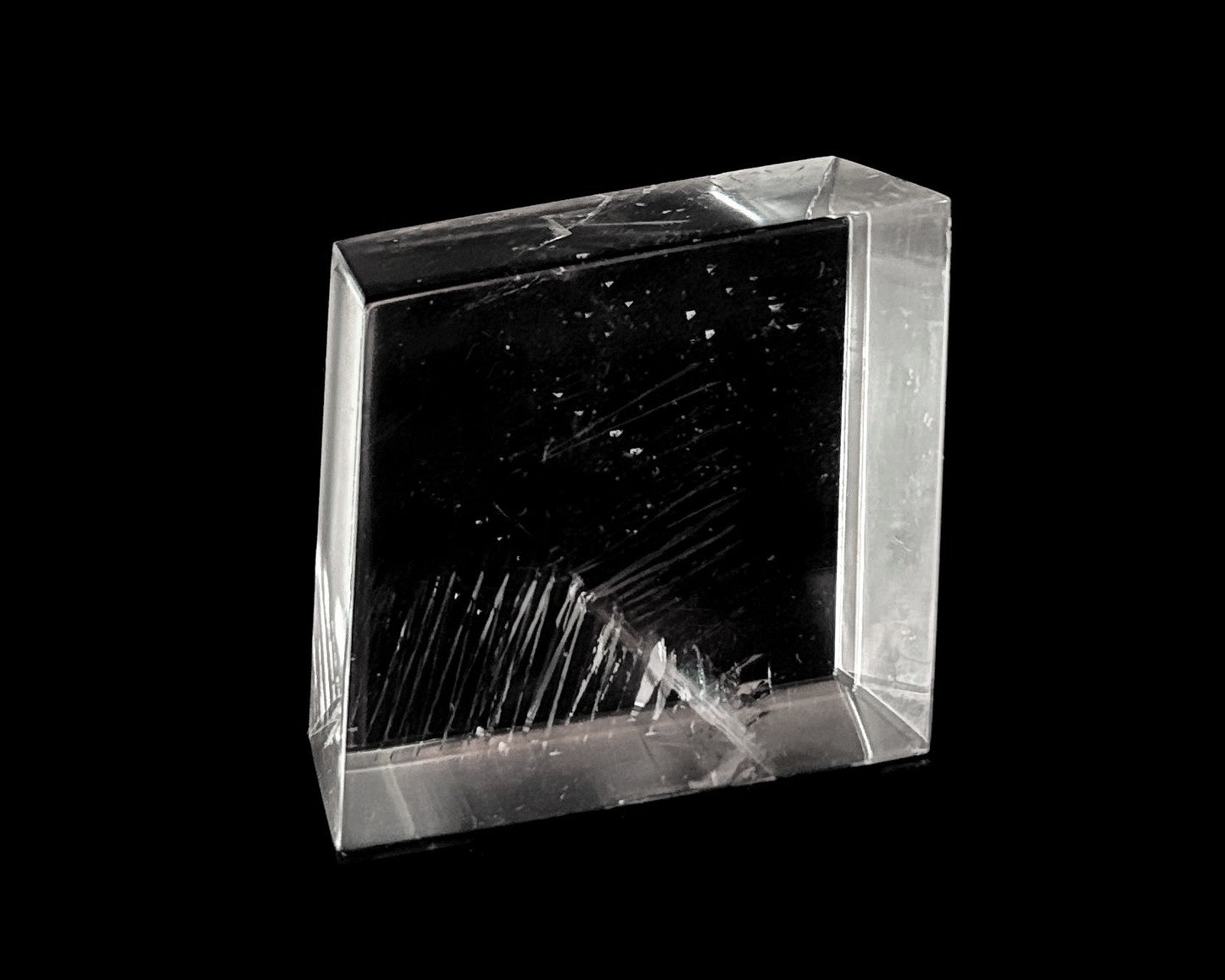 Ansicht von vorn: Einzelner polierter Calcit Kristall auf schwarzem Hintergrund