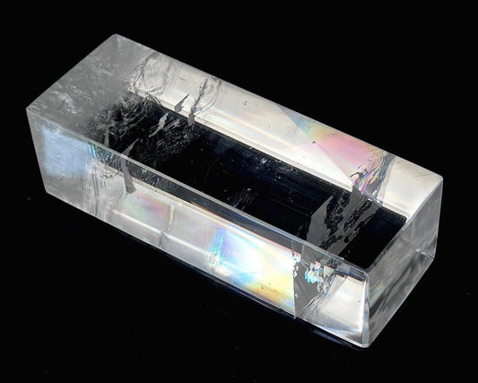 Ansicht von oben: Einzelner polierter Calcit-Kristall (Doppelspat) mit sichtbarer doppelter Schrift