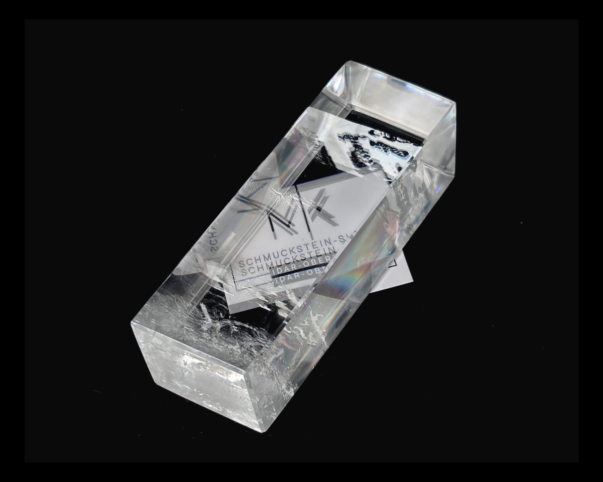 Einzelner polierter Calcit Kristall mit Doppelbrechung auf schwarzem Hintergrund