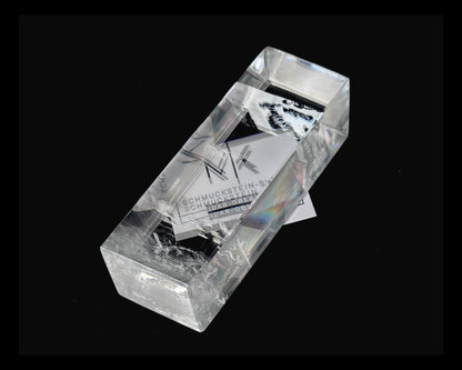 Einzelner polierter Calcit Kristall mit Doppelbrechung auf schwarzem Hintergrund