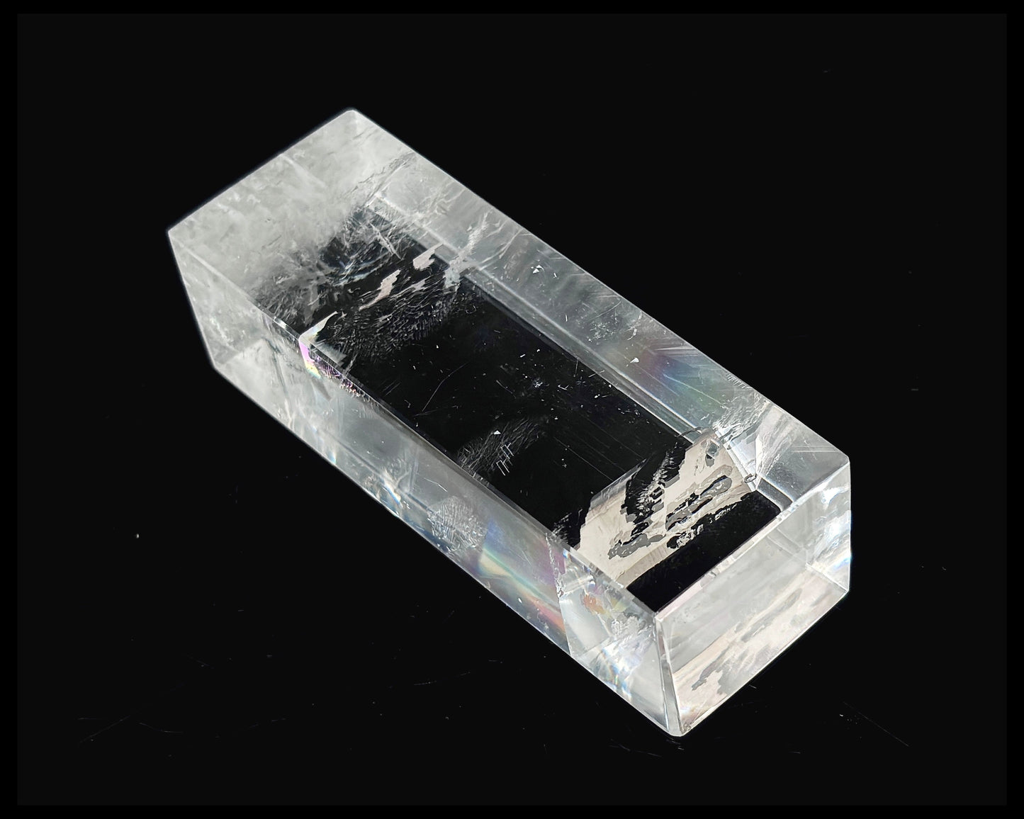 Seitenansicht rechts: Einzelner polierter Calcit Kristall auf schwarzem Hintergrund