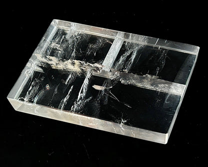 Ansicht von oben: Einzelner polierter Calcit-Kristall (Doppelspat) mit sichtbarer doppelter Schrift