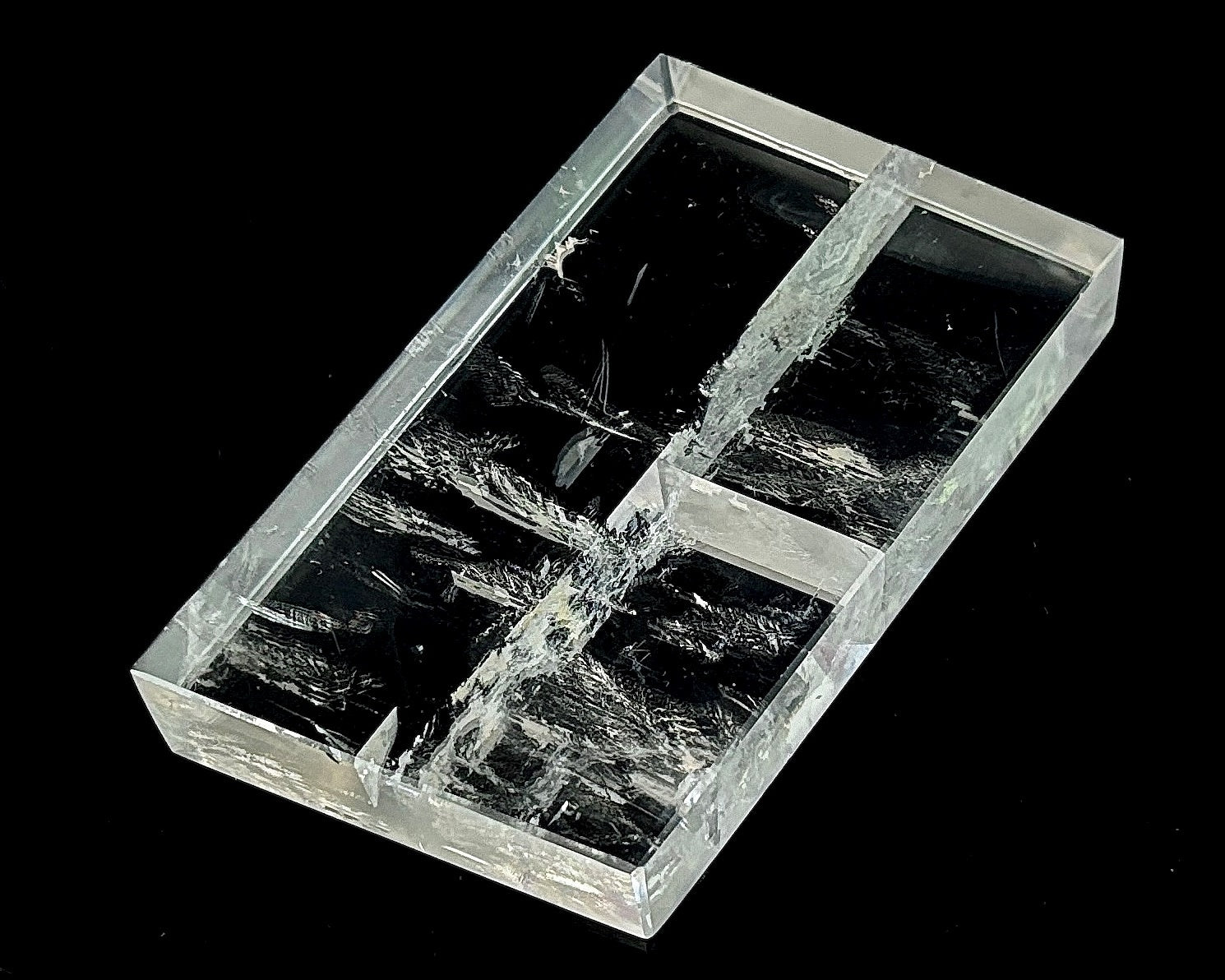 Seitenansicht links: Einzelner polierter Calcit Kristall auf schwarzem Hintergrund