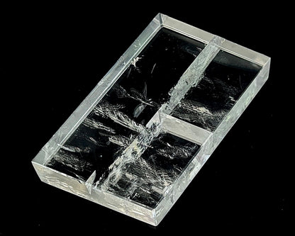 Seitenansicht links: Einzelner polierter Calcit Kristall auf schwarzem Hintergrund