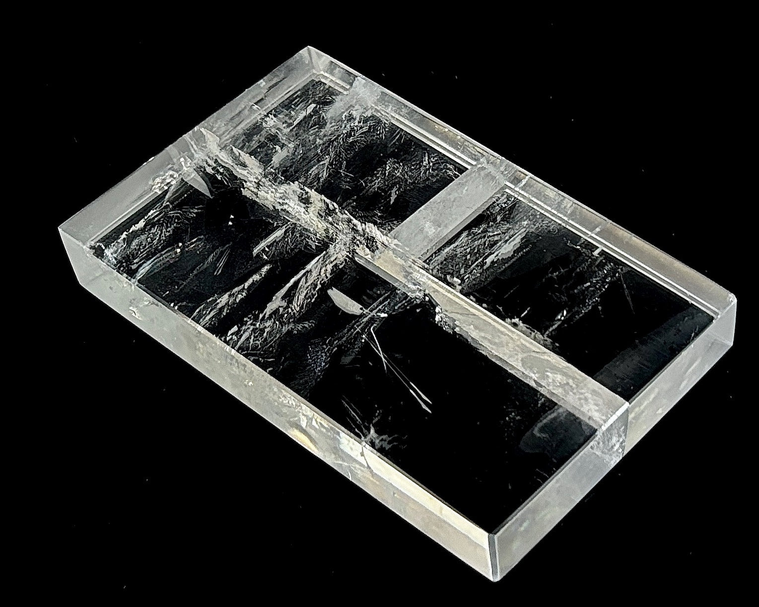 Seitenansicht rechts: Einzelner polierter Calcit Kristall auf schwarzem Hintergrund