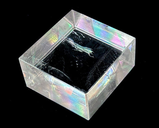 Ansicht vorn: Einzelner polierter Calcit Kristall auf schwarzem Hintergrund