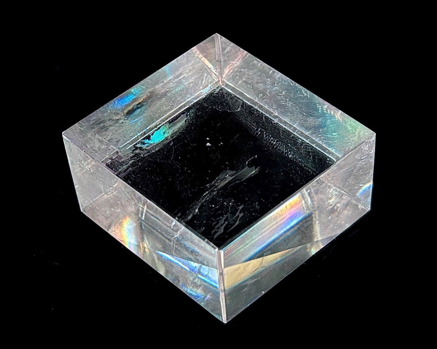 Vorderansicht: Einzelner polierter Calcit Kristall auf schwarzem Hintergrund