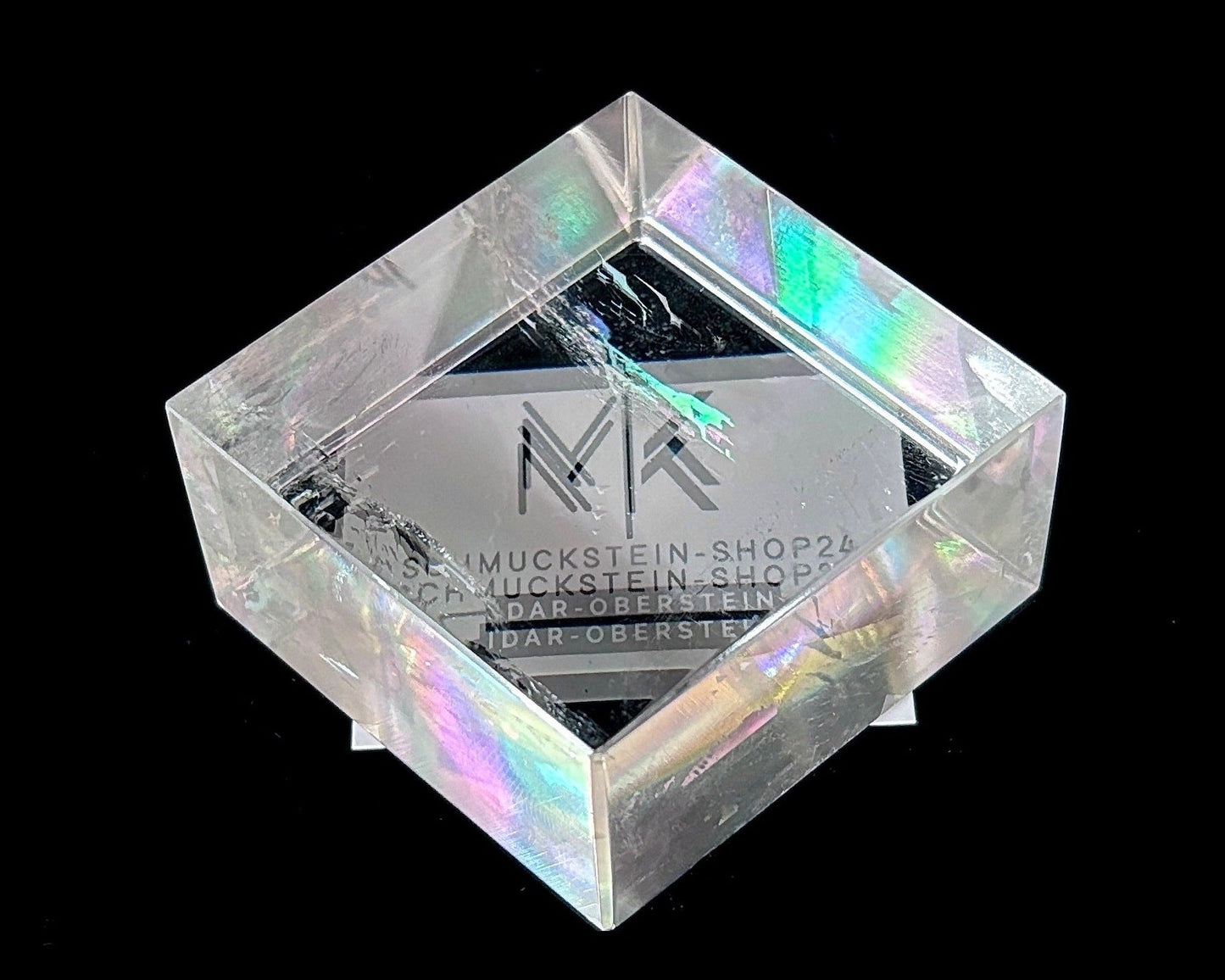 Einzelner polierter Calcit Kristall mit Doppelbrechung auf schwarzem Hintergrund