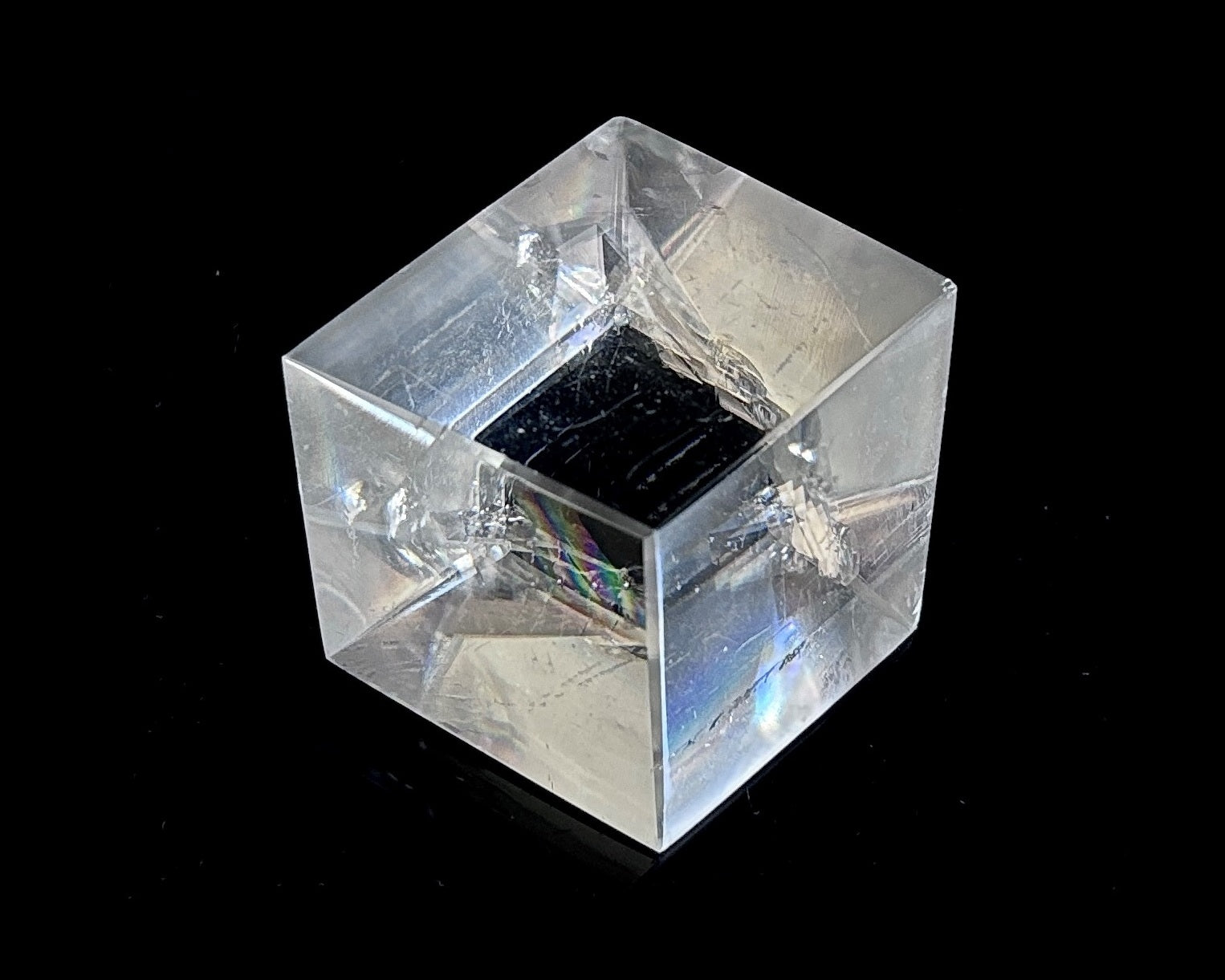 Ansicht vorn: Einzelner polierter Calcit Kristall auf schwarzem Hintergrund