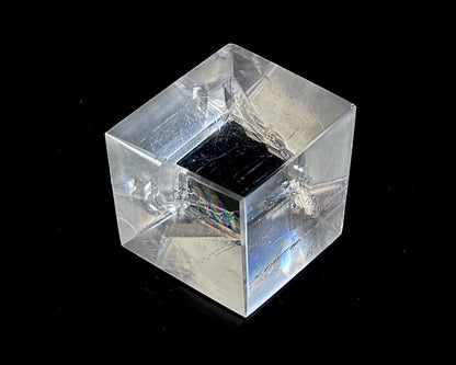 Ansicht vorn: Einzelner polierter Calcit Kristall auf schwarzem Hintergrund