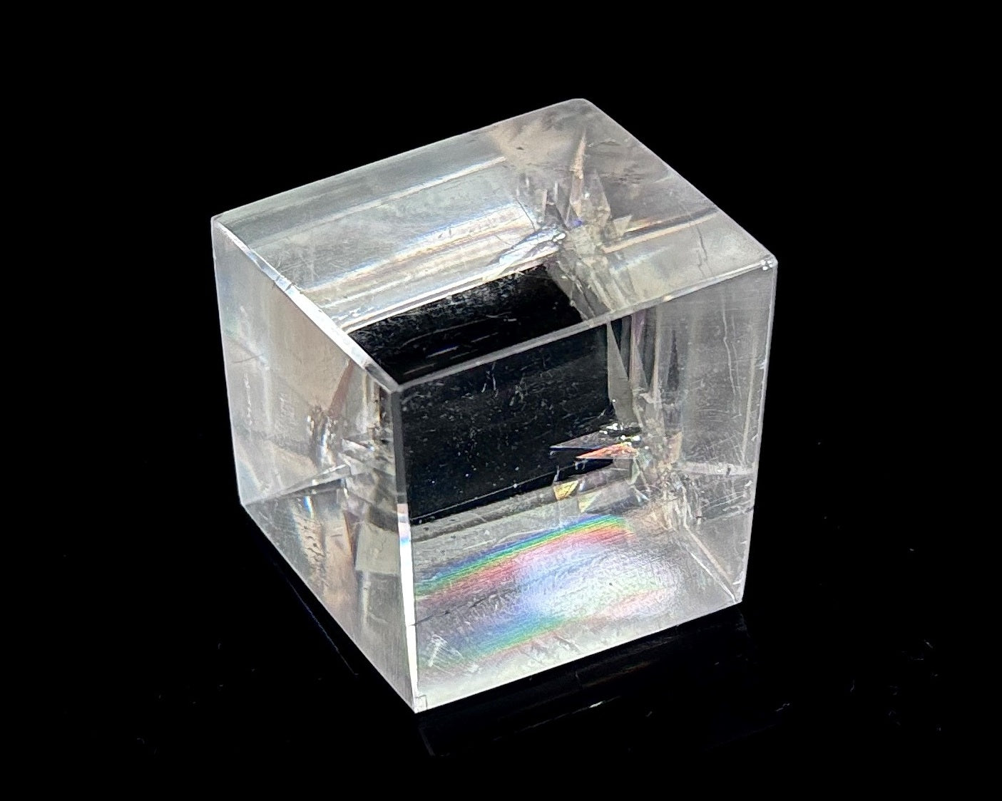 Ansicht rechts: Einzelner polierter Calcit Kristall auf schwarzem Hintergrund