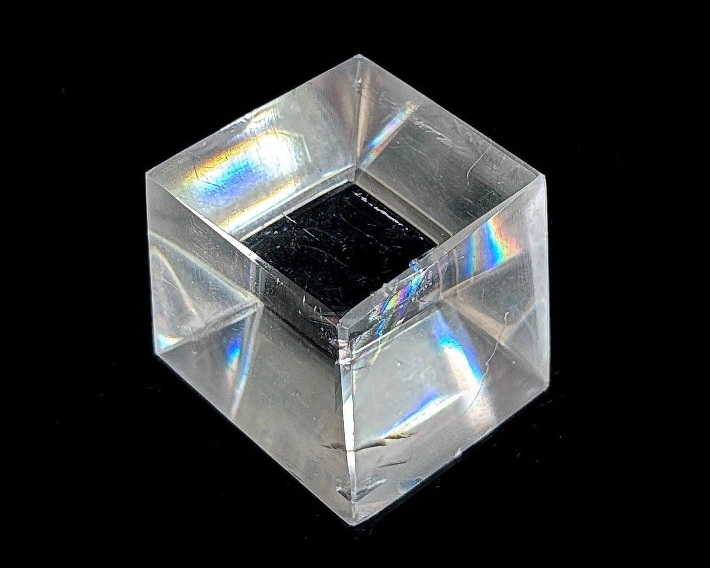 Vorderansicht: Einzelner polierter Calcit Kristall auf schwarzem Hintergrund