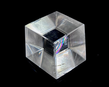 Einzelner polierter Calcit Kristall mit Doppelbrechung auf schwarzem Hintergrund