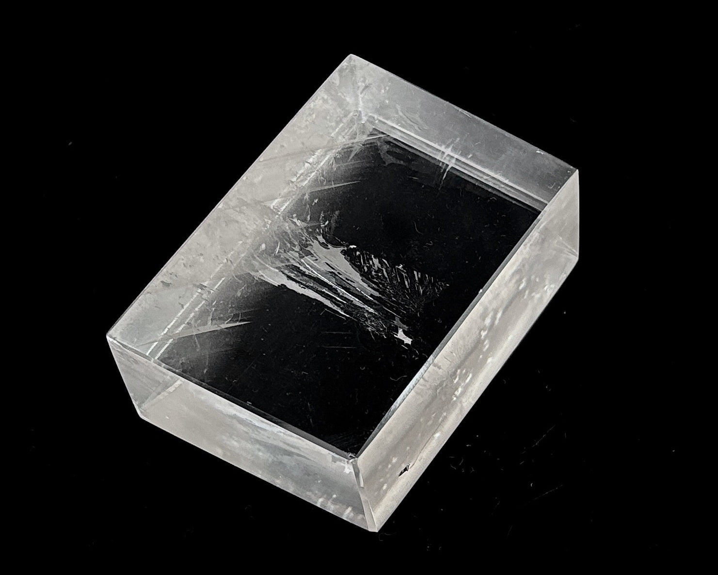 Ansicht links: Einzelner polierter Calcit Kristall auf schwarzem Hintergrund