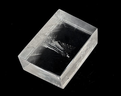 Ansicht links: Einzelner polierter Calcit Kristall auf schwarzem Hintergrund