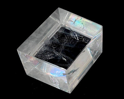 Ansicht links: Einzelner polierter Calcit Kristall auf schwarzem Hintergrund