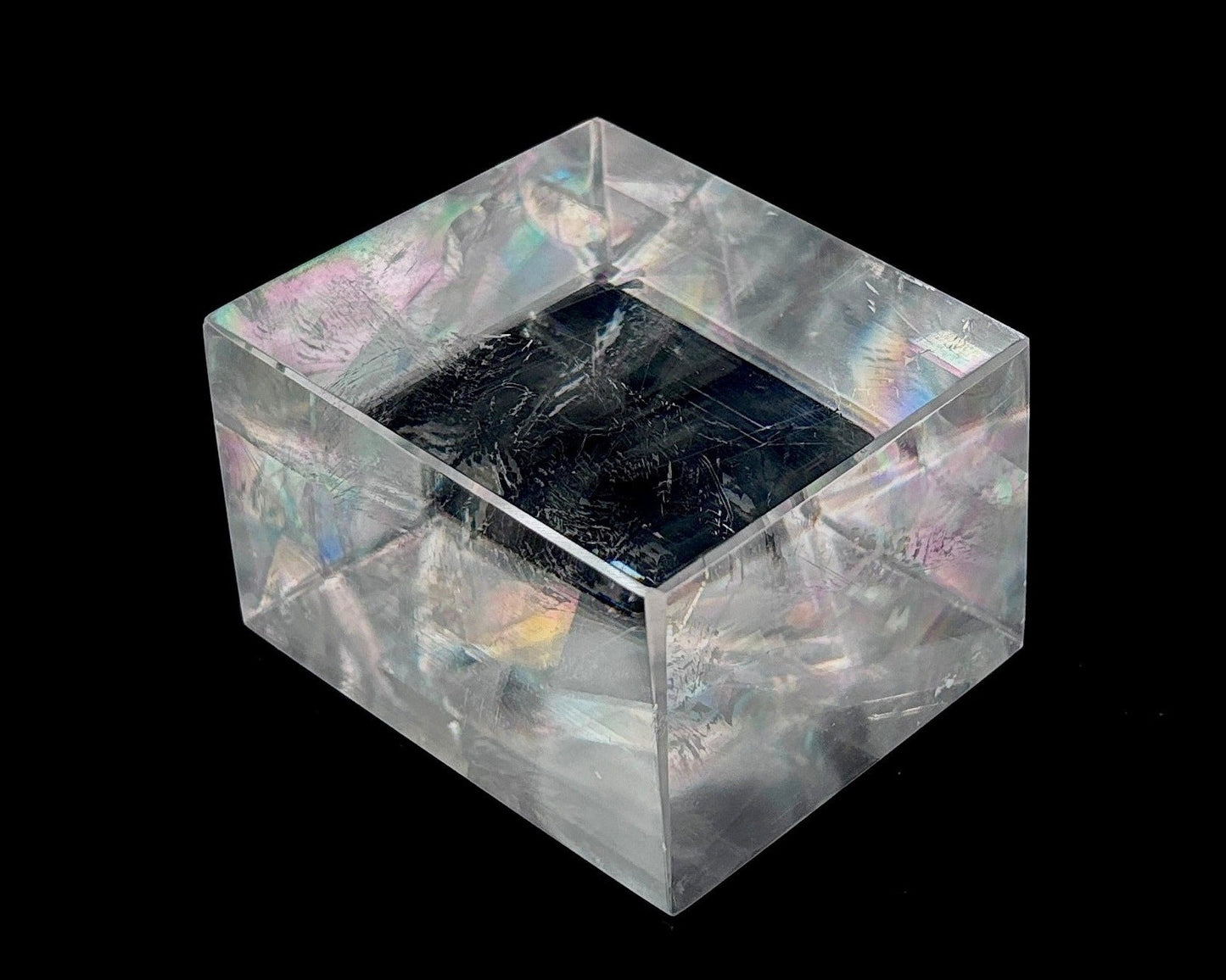 Seitenansicht rechts: Einzelner polierter Calcit Kristall auf schwarzem Hintergrund