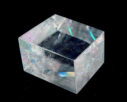 Seitenansicht rechts: Einzelner polierter Calcit Kristall auf schwarzem Hintergrund