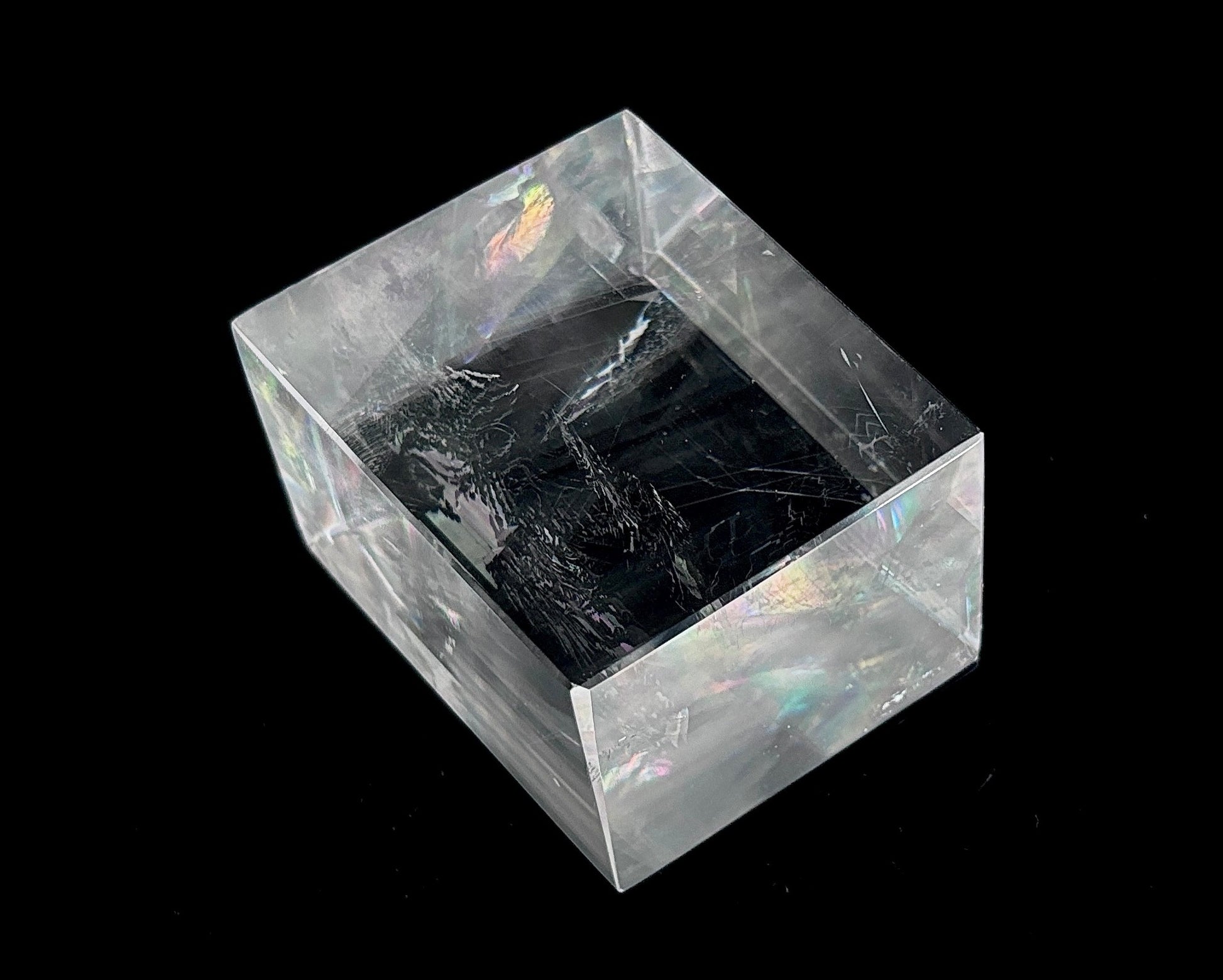 Ansicht von oben: Einzelner polierter Calcit-Kristall (Doppelspat) mit sichtbarer doppelter Schrift