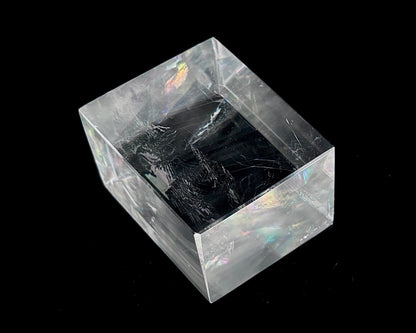 Ansicht von oben: Einzelner polierter Calcit-Kristall (Doppelspat) mit sichtbarer doppelter Schrift