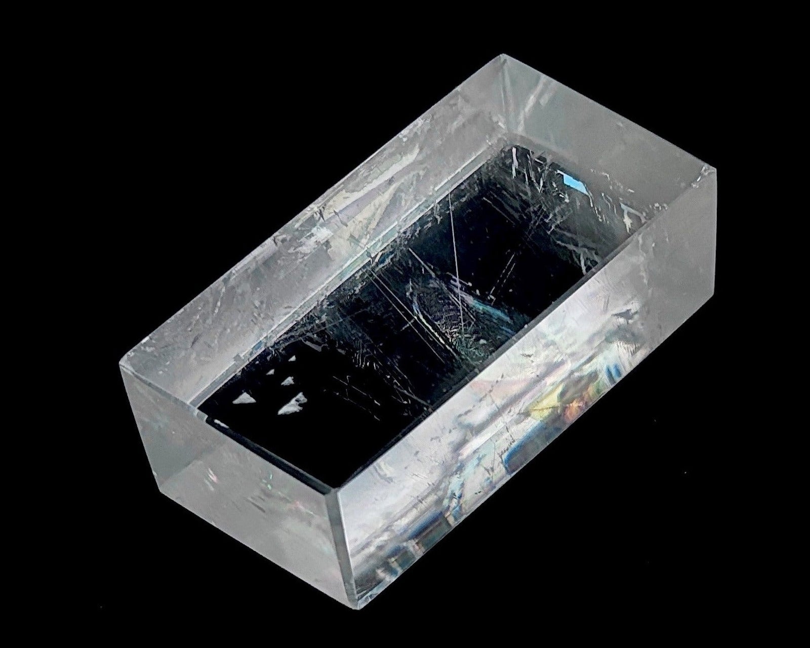 Ansicht links: Einzelner polierter Calcit Kristall auf schwarzem Hintergrund