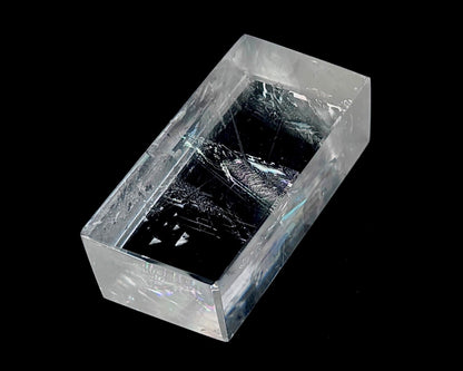 Ansicht von oben: Einzelner polierter Calcit-Kristall (Doppelspat) mit sichtbarer doppelter Schrift