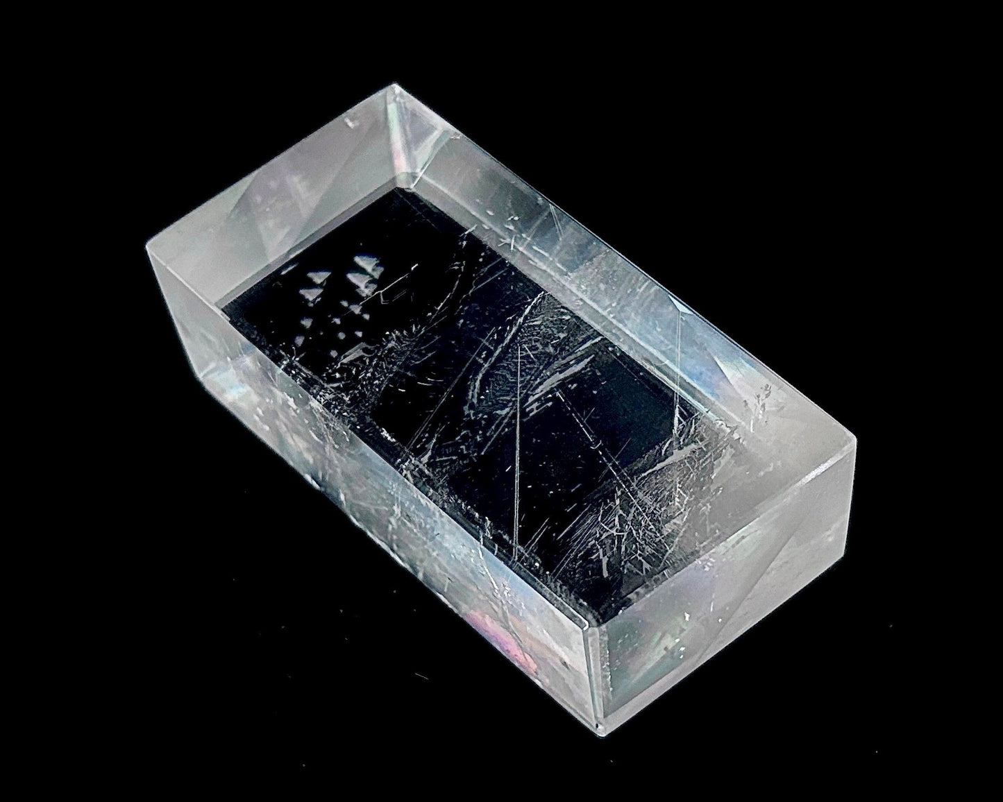 Seitenansicht rechts: Einzelner polierter Calcit Kristall auf schwarzem Hintergrund